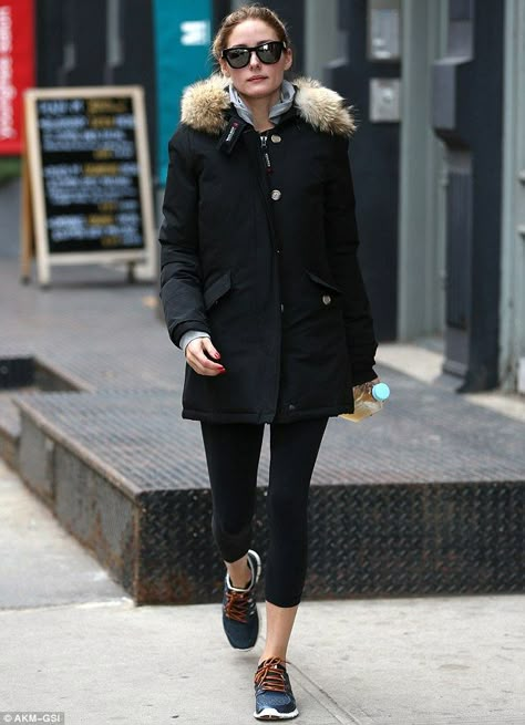 She nailed it! Olivia Palermo stepped out for a manicure and pedicure in New York City on ... Woolrich Parka Outfit, Black Outfit Winter, Outfit Nero, Olivia Palermo Outfit, Woolrich Parka, Parka Outfit, Olivia Palmero, Estilo Olivia Palermo, Olivia Palermo Lookbook