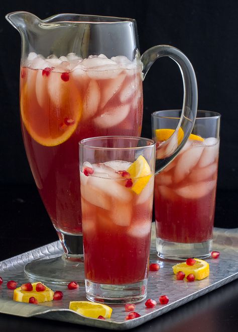 These Spiced Pomegranate Pitcher Cocktails are perfect for holiday parties! Low Calorie Vegetarian, Cocktails For Christmas, Pomegranate Cocktails, Pomegranate Martini, Raspberry Cocktail, Pitcher Cocktails, Amazing Drinks, Burrata Salad, Cocktails At Home