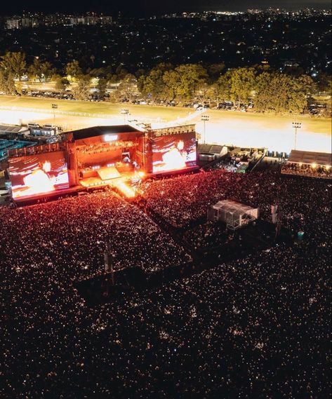 Billie Eilish performing at Lollapalooza Buenos Aires, Argentina on March 19th, 2023. #billieeilish #billiepaloozaar Lollapalooza Argentina, Billie Eilish Performing, Concert Crowd, Favorite Person, Billie Eilish, Cool Pictures, Festival, Concert, Argentina