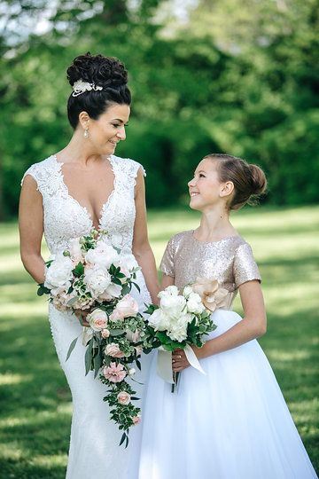 Junior Bridesmaid Dresses, Wedding Photo List, Family Wedding, Family Wedding Photos, Junior Bridesmaid, Wedding Picture Poses, Bridesmaids Photos, Junior Bridesmaid Dress, Golden Wedding