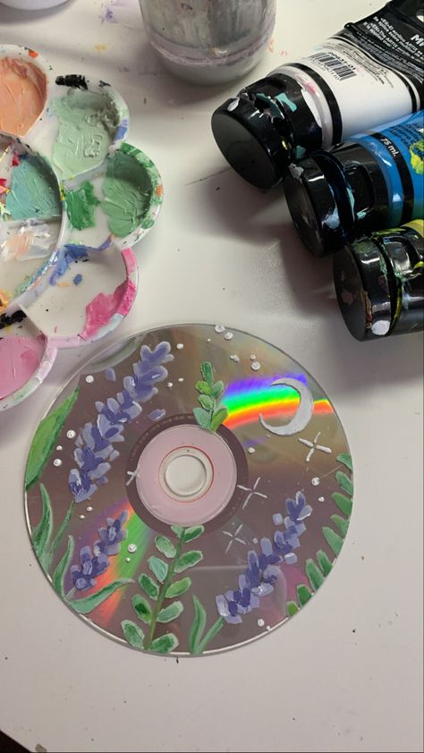 Painted Dvds Aesthetic, Cute Cd Painting Ideas, Dvd Painting Ideas, Dvd Diy, Cd Custom, Painting Cds, Cd Painting Aesthetic, Cd Painting Ideas, Painted Cds