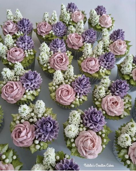 Purple Floral Cupcakes, Cupcake Decorating Techniques, Ice Cream Cake Pops, Cupcake Flower Bouquets, Cupcake Flowers, Cupcake Flower, Lavender Cake, Purple Cupcakes, Mothers Day Cupcakes