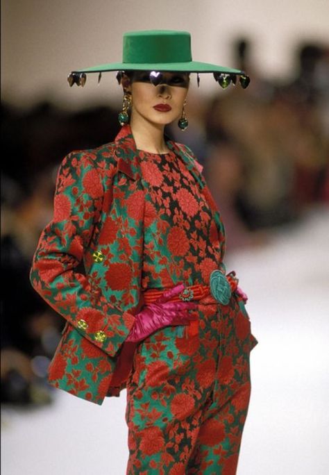 Yves Saint Laurent Couture, Green Hat, Rive Gauche, Cat Walk, Mode Vintage, Looks Style, Luxury Vintage, Fashion History, Fashion Details