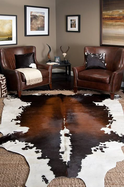 Cowhide Rug Living Room, Cow Rug, Chic Living Room Decor, Boho Chic Living Room, Casa Country, Cowhide Rugs, Leather Chairs, Western Home, Cowhide Rug