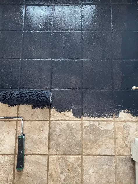 Black Painted Tile Floor, Painted Kitchen Floors, Painting Ceramic Tile Floor, Painting Tile Backsplash, Painting Over Tiles, Painting Kitchen Tiles, Black Tile Bathrooms, Black Ceramic Tiles, Painting Bathroom Tiles