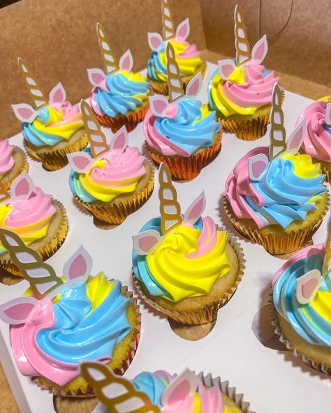 Cupcakes de unicornio 🦄 para celebrar 🥳 #losbizcochosdva #dominicancake #bizcochodominicano #suspirodominicano Cake In A Can, Cupcake, Virginia, Cake, On Instagram, Instagram, Art