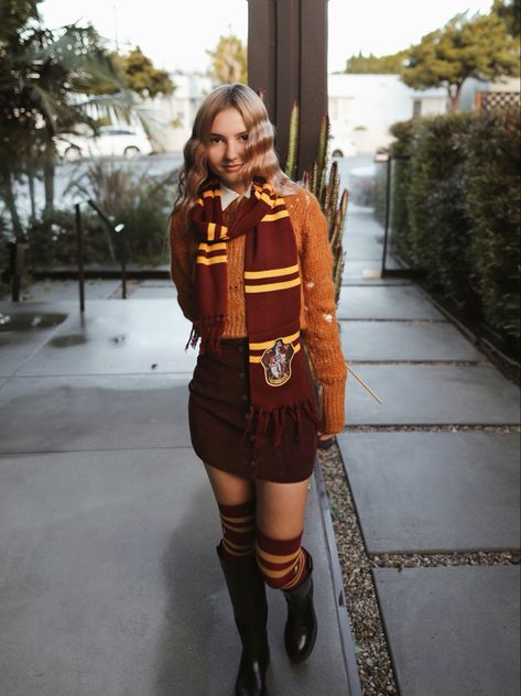 Casual Harry Potter Outfits, Harry Potter Winter Outfits, Harry Potter World Outfit Winter, Harry Potter Scarf Outfit, Harry Potter Outfits Ideas, Universal Studios Outfit Fall, Harry Potter Themed Outfits, Universal Studios Outfit Gryffindor, Hogwarts Aesthetic Outfits Gryffindor