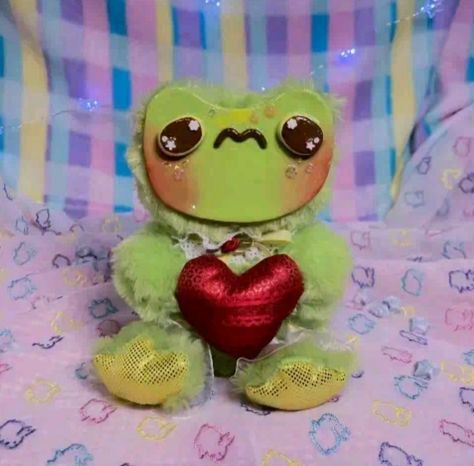 🐸🐸🐸 Clayface Plushies, Rushton Dolls, Creepy Stuffed Animals, Creepy Animals, Diy Plush Dolls, Clay Bear, Frog Life, Monster Crafts, Doll Plushies