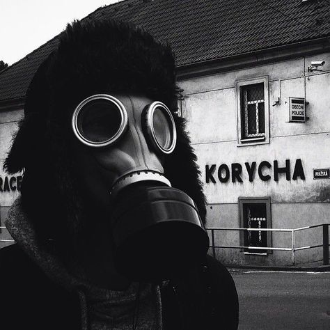 Gas Mask Profile Picture, Gasmask Pfp, Gasmask Aesthetic, Gas Mask Pfp, Apocalypse Aesthetic, Military Aesthetic, Mask Aesthetic, Military Pictures, Masked Man