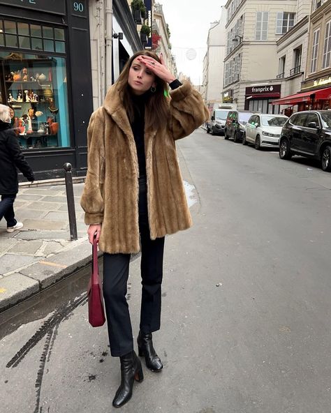 Fur Jacket Outfits, Short Fur Coat, Faux Fur Coats Outfit, Vintage Faux Fur Coat, Fur Outfit, Fur Coat Outfit, Cozy Oversized Sweaters, Cold Fashion, Oversized Sweater Women