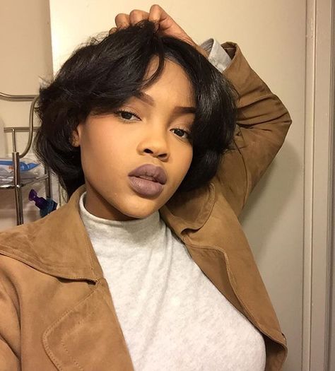 Short Hairstyle Black Women Round Face, Flat Iron Short Hair, 90’s Hairstyles, Chubby Face Haircuts, Silk Press Natural Hair, Short Hair Black, Feed In Braids Hairstyles, Curly Hair Styles Easy, Blowout Hair