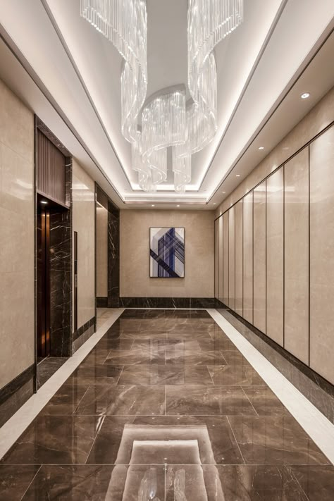 Passage Tiles Design, Luxury Lift Lobby, Foyer Interior Design, Foyer Interior, Entrance Lobby Design, Tile Layout Patterns, House Hall Design, Lift Lobby Design, Floor Pattern Design