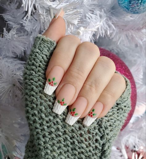 Christmas Cable Knit Nails, Christmas Nails Knitted, Cable Knit Nails, Holly Nail Art, Knit Nails, Holly Nails, Christmas Manicure, Sweater Nails, Nails 2022