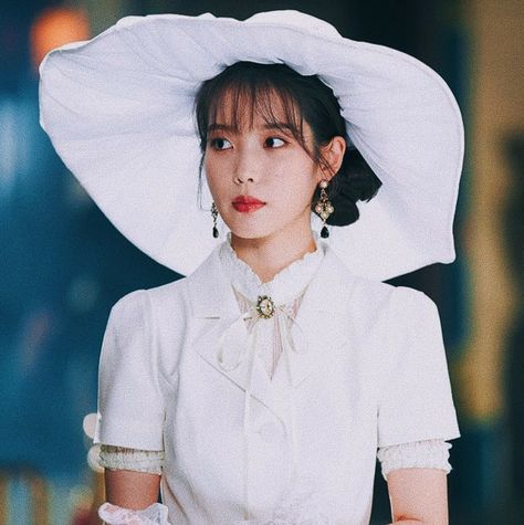 Jang Man Wol Outfit, Jang Man Wol, Kdrama Fashion, Iu Fashion, K Idols, Spirit Animal, Moda Fashion, Fitness Inspo, Fashion Inspo Outfits