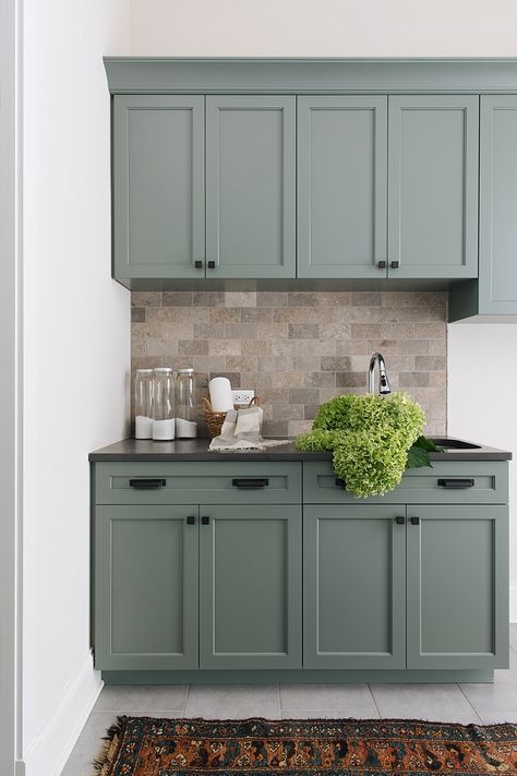 Cabinet color is Sherwin Williams Retreat Cabinet color is Sherwin Williams Retreat #Cabinetcolor #SherwinWilliamsRetreat Sherwin Williams Retreat, Kitchen Cabinet Color Ideas, Model Dapur, Серая Кухня, Kabinet Dapur, Green Kitchen Cabinets, Gray Cabinets, Interior Vintage, White Interior Design