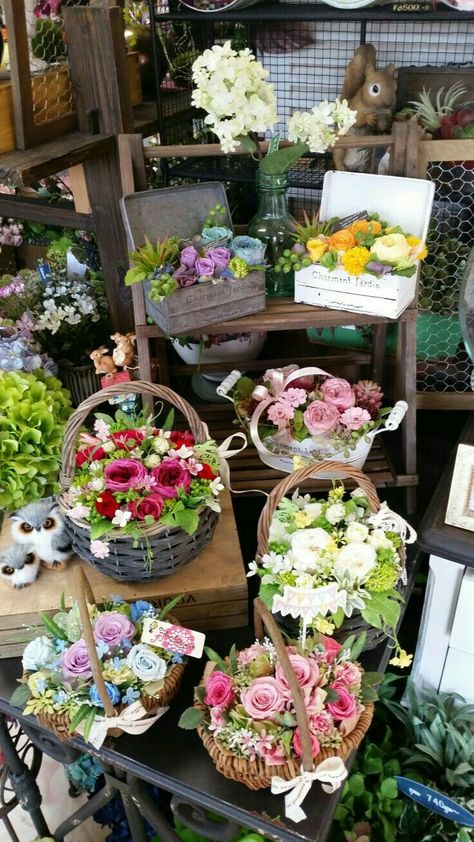 Floralist Shop, Orchid Flower Arrangements, Flower Shop Decor, Flower Shop Design, Flower Window, Flower Bar, Florist Shop, Beautiful Flower Arrangements, Floral Shop