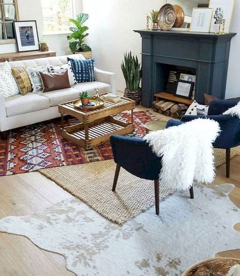 Layered Rugs Living Room, Cowhide Rug Living Room, Ikea Black, Rug Layering, Furnitur Ruang Keluarga, Hall Room, Bohemian Living Rooms, Design Salon, Small Room Design