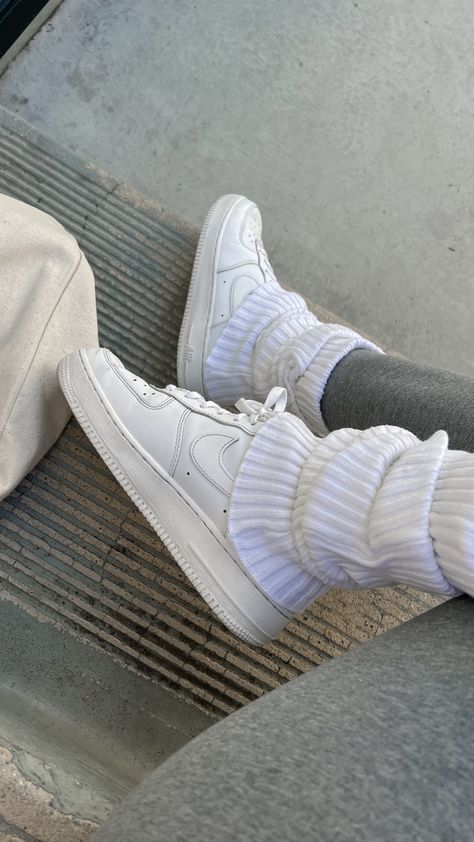 Leg Warmers With Sneakers, Leg Warmers Aesthetic, Winter Streetwear Outfits, 80s Socks, Uggs Outfit Ideas, Forces Outfit, Leg Warmers Outfit, Black Leg Warmers, Streetwear Outfit Ideas