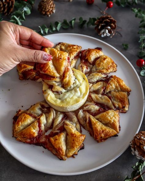 Puff Pastry Snowflake (Savory OR Sweet!) | Indulgent Eats - Dining, Recipes & Travel Baked Brie Snowflake, Snowflake Puff Pastry, Brie Snowflake, Snowflake Baked Brie, Puff Pastry Snowflake, Snowflake Recipes, French Meals, Puff Pastry Christmas, Savory Puff Pastry