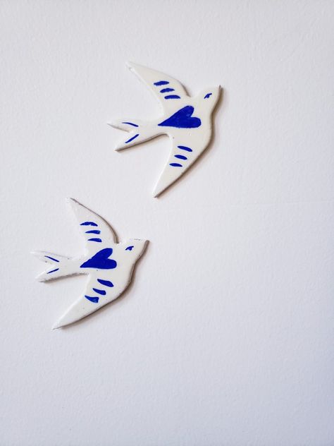 Bird Ceramics Ideas, Ceramica Fria Ideas, Ceramic Birds Wall, Bird Pottery, Diy Keramik, Clay Bird, White Birds, Christmas Clay, Keramik Design