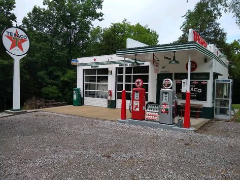 1950s Garage, Vintage Service Station, 1950s Americana, Old Gas Stations Garages, Exterior Layout, Historical Building Renovation, American Gas Station, 1950s Gas Station, Asteroid City