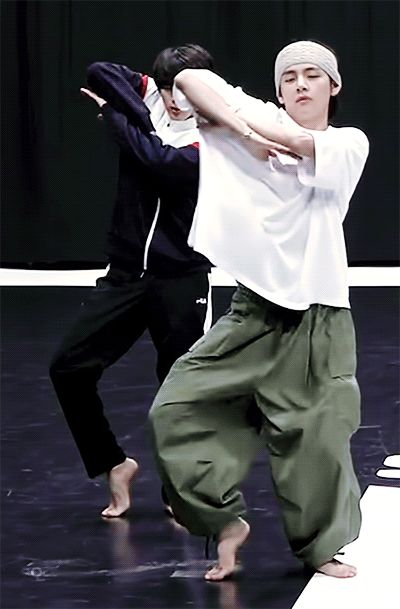 Kim Taehyung Dance Gif, Kim Taehyung Dance Practice, Taehyung Dancing Gif, Taehyung Dance Practice, Taehyung Dancing, Looking Respectfully, V Gif, Bts Black, Bts Dance Practice