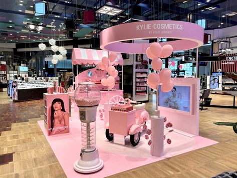 Armani Beauty turns Haikou Mova Mall red for Lunar New Year : Moodie Davitt Report Cosmetic Pop Up Store Design, Beauty Brand Activation, Beauty Pop Up Store, Pop Up Retail, Mall Event, Convention Booth, Event Booth Design, Booth Exhibition, Popup Store