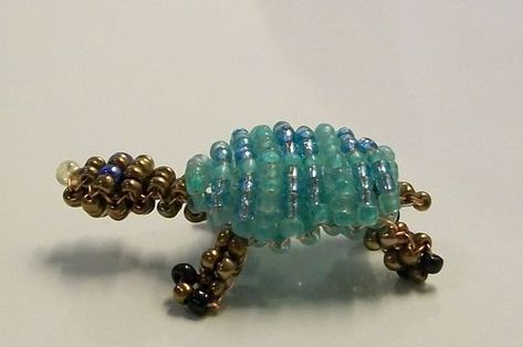 Free detailed tutorial with step by step photos on how to make a turtle out of seed beads and wire in the technique of 3D beading. Great for beginners! Free Beading Tutorials, Beads Candy, Jewerly Making, Turtle Pattern, Seed Bead Patterns, Bead Weaving Patterns, Seed Bead Tutorial, Beaded Crafts, Beaded Animals