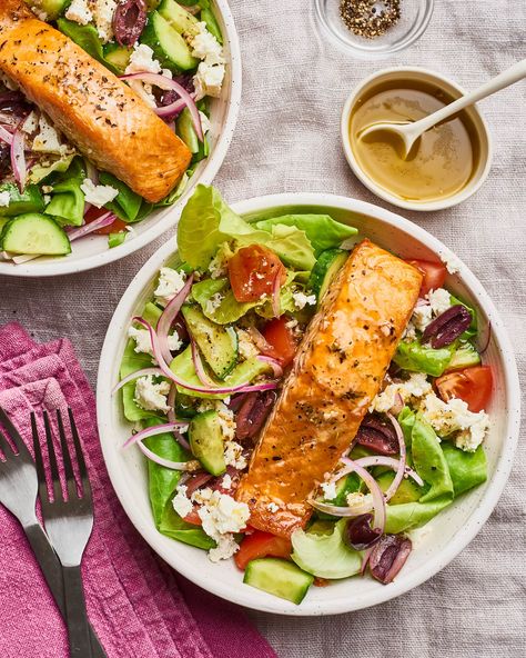 Recipe: Easy, Healthy Greek Salmon Salad | Kitchn Greek Salmon, Snacks Diy, Chicken Honey, Salmon Salad Recipes, Resep Salad, Breakfast Low Carb, Greek Salad Recipes, Resep Diet, Salad Toppings