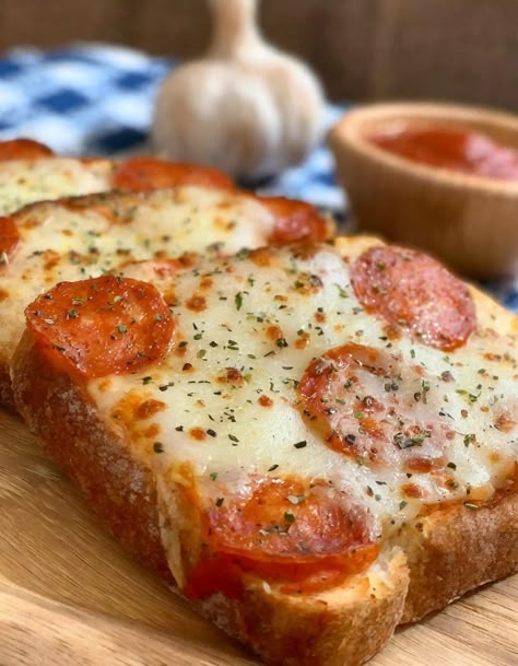 Texas Toast Garlic Bread Pizza Texas Toast Garlic Bread Pizza, Texas Toast Pizza Recipe, Air Fryer Pizza Bread, Garlic Bread Pizza Texas Toast, Texas Toast Sandwich Ideas, Garlic Toast Pizza, Texas Toast Pizza, Taco Sandwich, Foods Drawing