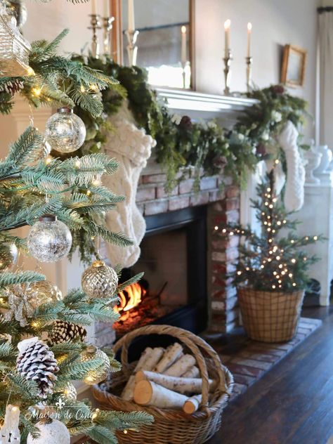 Neutral French Christmas Living Room: Simple Decorating Ideas French Farmhouse Christmas, French Christmas Decor, Living Room French, Christmas Neutral, Neutral Holiday Decor, French Country Christmas, Simple Decorating, Diy Christmas Garland, Christmas Simple