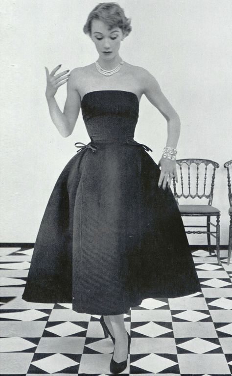 Dior "Sonnet" fall/winter 1952 Christian Dior Dress, Dresses 50s, Dior Dresses, Dior Dress, Vintage Dresses 50s, Look Retro, Paris Mode, Fashion 1950s, Iconic Dresses