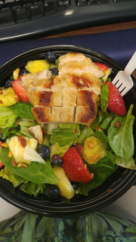 Braums strawberry poppyseed grilled chicken salad #mydiabeticmeals #type2 #healthymeals Grilled Chicken Salad, Chicken Salad, Grilled Chicken, Eating Well, Weight Watchers, Cobb Salad, Lettuce, Grilling, Salad