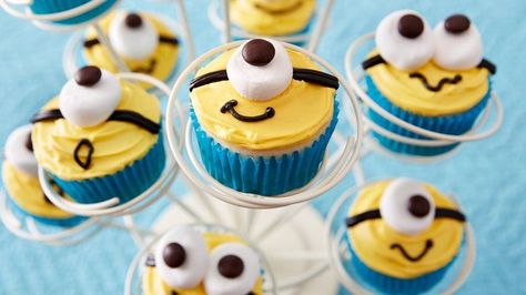 Despicable Me Minion™ Cupcakes (veganize) Despicable Me Cupcakes, Cupcakes Bonitos, Minions Party, Minion Cupcakes, Minion Birthday Party, Kid Cupcakes, Cupcake Wars, Creative Cupcakes, Minion Birthday