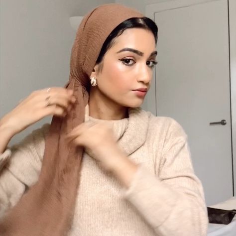 Hajra on Instagram: “Quick turban tutorial NO PINS NO UNDERCAP wearing @culturehijab premium cotton hijab colour Hazelnut. Comment if you have any questions,…” Hairstyles Daily, Turban Fashion, Hijab Turban Style, Cotton Hijab, Hijab Colors, Turban Tutorial, White Strappy Heels, Style Tutorial, Daily Ideas