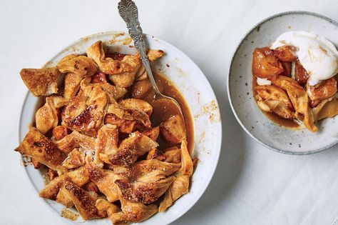 This apple pandowdy recipe is so delicious that we're just going to have to say: Cobbler, you’ve been warned. Apple Pandowdy Recipe, Pandowdy Recipe, Apple Pandowdy, Best Apple Desserts, Easy Summer Dessert Recipes, Puff Pastry Appetizers, Pastry Appetizer, Puff Pastry Desserts, Ginger Molasses Cookies