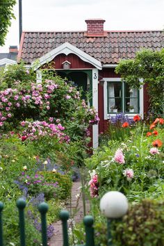 Maddy and Summer Sweden Vacation, Cottage Garden Ideas, Swedish Cottage, Red Houses, Red Cottage, Swedish House, Have Inspiration, The Secret Garden, Summer Cottage