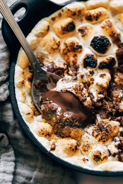 Deep Dish S'Mores Bowls for Two! A graham-cracker loaded cookie base, top it with little squares of chocolate bars, piled high with marshmallows. Oven Smores, Deep Dish Cookie, Big Momma, Graham Cookies, Marshmallow Cake, Cookie Bowls, Pinch Of Yum, Dessert For Two, Yummy Desserts