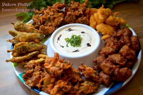 Hari mirch pakora- Funcooking Pakora Platter Presentation, Samosa Platter Ideas, Indian Snack Platter Ideas, Pakora Platter, Indian Charcuterie Board, Indian Party Food, Iftar Platter, Chaat Platter, Potato Pakora