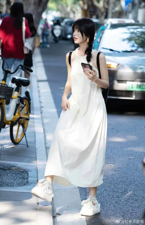 Shanghai Street Style, Asian Inspired Fashion, Chinese Street Style, Soft Vibe, Moda China, Zhang Miao Yi, Korean Outfit Street Styles, Ethereal Aesthetic, Esther Yu