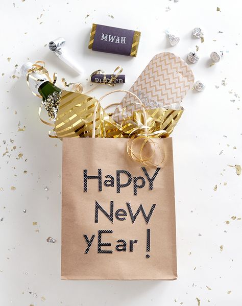 7 New Year's Eve Party Favor Ideas <3                                                                                                                                                                                 More Sylvester Party, Happy New Year Gift, New Years Wedding, Mini Champagne, Nye Party, Happy New Year 2019, New Years Eve Decorations, New Year Wishes, New Years Decorations