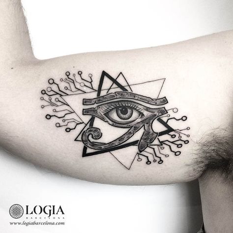 Tatuaje egipcio del ojo de horus. Tattoo egipcio realizado por el tatuador Franki, en el estudio de tatuajes Logia Tattoo Barcelona. Traditional Filipino Tattoo, Horus Tattoo, Vintage Tattoo Art, Evil Eye Tattoo, Filipino Tattoos, Cool Symbols, Ancient Tattoo, Small Tats, Egypt Tattoo