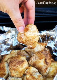 Camping Monkey Bread Recipe, Camping Monkey Bread, Monkey Bread Camping, Camping Foil Desserts, Campfire Baking Recipes, Camping Meals Desserts, Foil Packet Desserts Camping, Camping Desserts Campfire Foil Packets, Campfire Foil Desserts