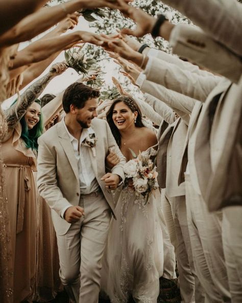 wedding photoshoot Bridesmaids With Groom Photos, Bride And Wedding Party Pictures, Wedding Venue Photo Ideas, Bride Groom And Bridesmaids, Pictures Before Wedding, Rustic Wedding Party Photos, Four Bridesmaids Pictures, Wedding Bride Pictures, Picture With Bridesmaids