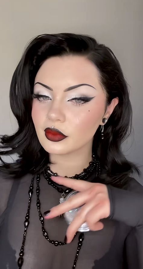 1920s Vamp Makeup, Rockabilly Makeup Ideas, Casino Royale Makeup, Casino Makeup Ideas, Dark Valentine Makeup, 50s Glam Makeup, Classic Goth Makeup, Pinup Makeup Looks, Cabaret Makeup Burlesque