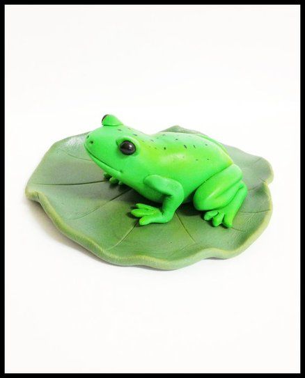 Frog on a Lilly pad - by Cakemakinmama @ CakesDecor.com - cake decorating website Frog Cake, Reptile Party, Lilly Pad, Fondant Animals, Frog Figurines, Frog Design, Family Together, Fondant Figures, Ceramic Figures