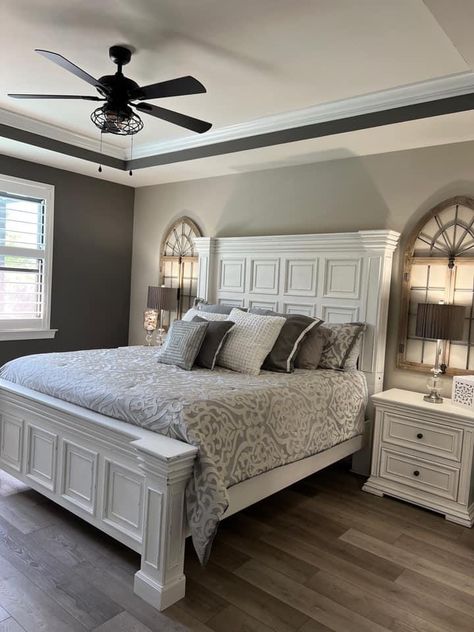 Rooms To Go Bedroom Set, Husband Wife Bedroom Ideas, White Bedroom Set Ideas, Farmhouse Master Bedrooms Decor, Romantic Master Bedrooms Decor, Farmhouse Master Bed, Bedroom Suits, Farmhouse Bedroom Design, Bed Design Modern Luxury