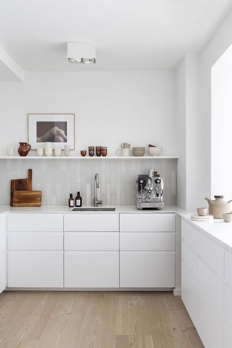 아파트 인테리어, White Modern Kitchen, Kitchen Room Design, Apartment Kitchen, Ikea Kitchen, White Kitchen Cabinets, Decor Minimalist, Minimalist Kitchen, White Cabinets