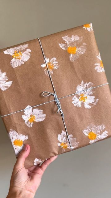 Pretty Gift Wrapping Ideas, Homecoming Proposal Ideas Friends, Wrapping Inspiration, Gift Wrapping Inspiration, Wrapping Presents, Gifts Wrapping Diy, Creative Gift Wrapping, Gifts Wrapping, Gift Inspo