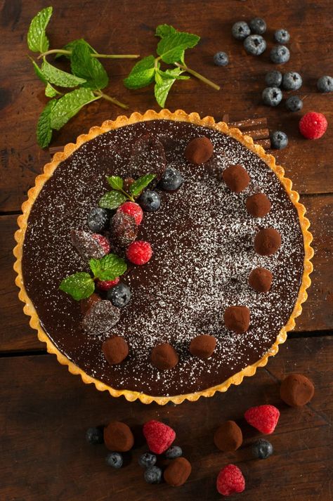 Dark Chocolate Tart Chocolate Tart Recipe Easy, Chocolate Espresso Tart, Chocolate Christmas Pie, Chocolate Tart Recipes, Christmas Desserts Chocolate, Tarts Recipe Dessert, No Bake Chocolate Tart, Holiday Tarts, Chocolate Tarte